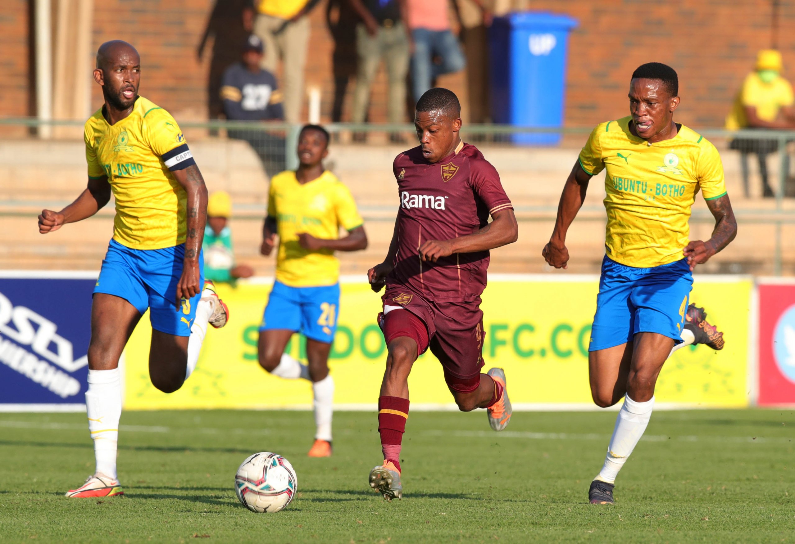 Ashley Du Preez sprinting passed Mosa Lebusa and Grant Kekana