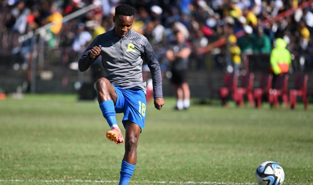 Themba Zwane warming up