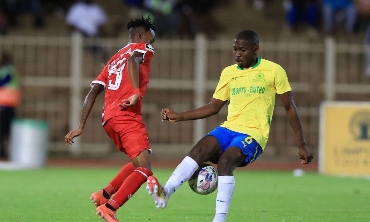 Katlego Otladisa of Sekhukhune United challenged by Aubrey Modiba of Mamelodi Sundowns during the Betway Premiership 2024/25 match between Sekhukhune United and Mamelodi Sundowns at Old Peter Mokaba Stadium in Polokwane on the 26 February 2025 © Samuel Shivambu/BackpagePix