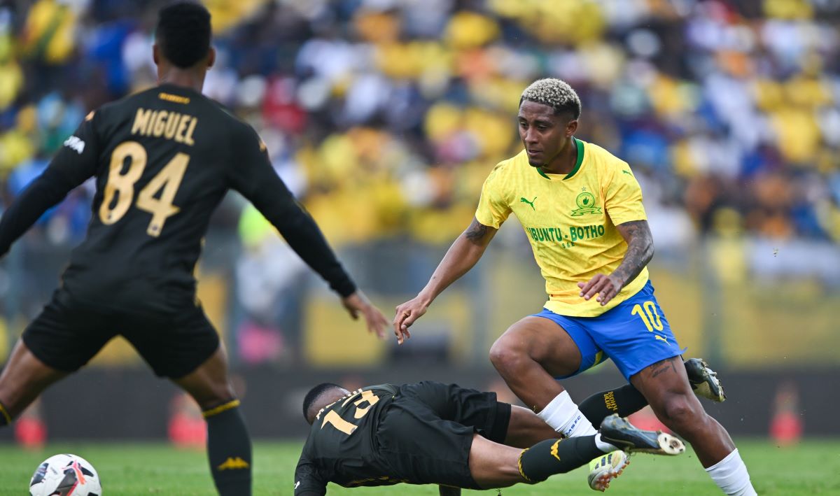 Lucas Ribeiro of Mamelodi Sundowns challenged by Pule Mmodi of Kaizer Chiefs during the Betway Premiership 2024/25 match between Mamelodi Sundowns and Kaizer Chiefs at Lucas Moripe Stadium in Pretoria on 1 March 2025 ©Alche Greeff/BackpagePix