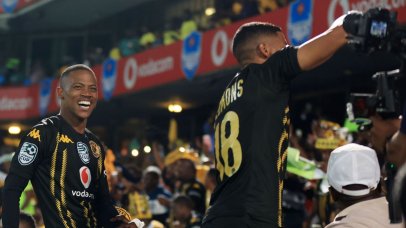 Ashley Du Preez of Kaizer Chiefs celebrates victory with fans during the 2025 Nedbank Cup semifinal match between Mamelodi Sundowns and Kaizer Chiefs at Loftus Versfeld Stadium in Pretoria on the 13 April 2025 © Samuel Shivambu/BackpagePix
