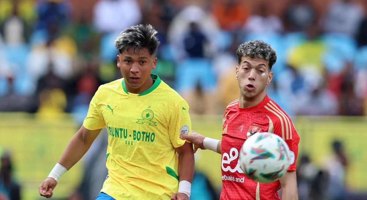 Emam Ashour of Al Ahly challenges Marcelo Allende of Mamelodi Sundowns during the CAF Champions League 2024/25 match between Mamelodi Sundowns and Al Ahly at the Loftus Versfeld Stadium, Pretoria on the 19 April 2025 ©Muzi Ntombela/BackpagePix