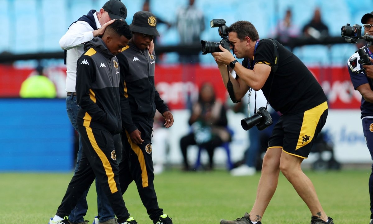 Mduduzi Shabalala and Mfundo Vilakazi of Kaizer Chiefs do pitch inspection with coach Nasreddine Nabi