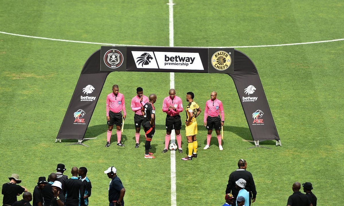 Nkosinathi Sibisi of Orlando Pirates and Miguel Inacio of Kaizer Chiefs.