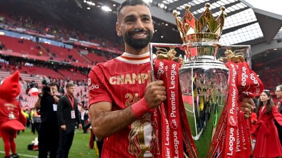 Liverpool player Mohamed Salah celebrates with the Premier League trophy after the English Premier League match between Liverpool and Crystal Palace in Liverpool, Britain, 25 May 2025. EPA/PETER POWELL EDITORIAL USE ONLY. No use with unauthorized audio, video, data, fixture lists, club/league logos, 'live' services or NFTs. Online in-match use limited to 120 images, no video emulation. No use in betting, games or single club/league/player publications.