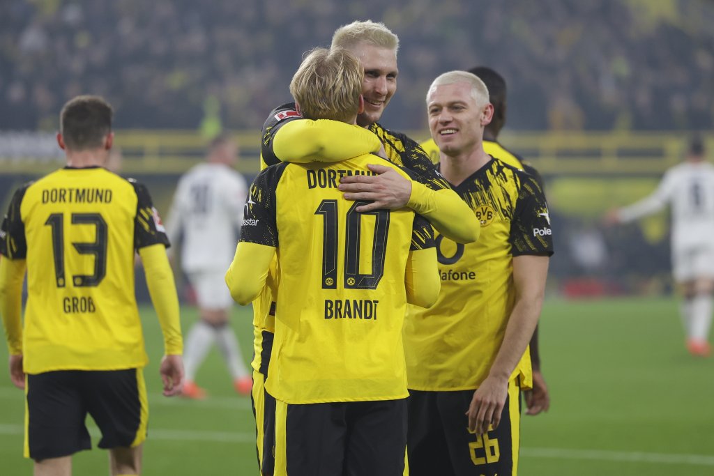 epa12603793 Julian Brandt of Dortmund celebrates with teammates after scoring the 1-0 goal during the German Bundesliga soccer match between Borussia Dortmund and Borussia Moenchengladbach in Dortmund, Germany, 19 December 2025. EPA/CHRISTOPHER NEUNDORF CONDITIONS - ATTENTION: The DFL regulations prohibit any use of photographs as image sequences and/or quasi-video.
