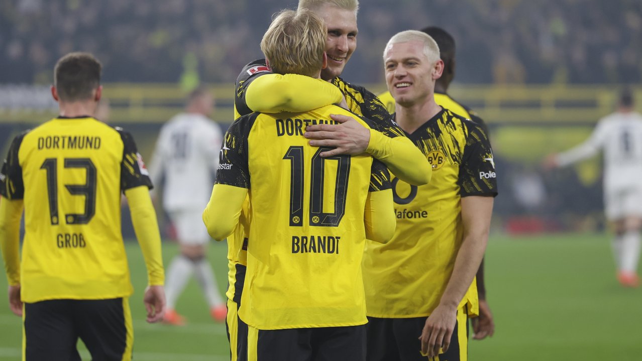 epa12603793 Julian Brandt of Dortmund celebrates with teammates after scoring the 1-0 goal during the German Bundesliga soccer match between Borussia Dortmund and Borussia Moenchengladbach in Dortmund, Germany, 19 December 2025. EPA/CHRISTOPHER NEUNDORF CONDITIONS - ATTENTION: The DFL regulations prohibit any use of photographs as image sequences and/or quasi-video.