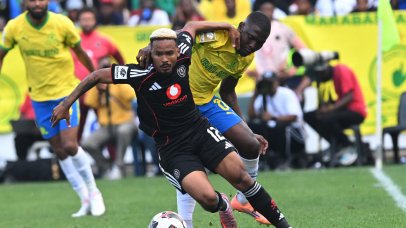 Oswin Appollis of Orlando Pirates challenges Aubrey Modiba of Mamelodi Sundowns during the Betway Premiership 2025/26 match between Mamelodi Sundowns and Orlando Pirates at Loftus Stadium in Pretoria on 01 November 2025 ©Sydney Mahlangu/BackpagePix