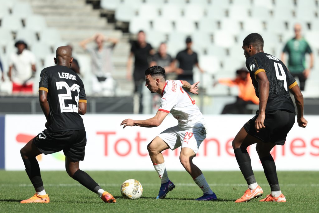 Boukarchaoui Billel of CR Belouizdad challenges Mosa Lebusa of Stellenbosch FC during the CAF Confederation Cup 2025/26 game between Stellenbosch FC and CR Belouizdad at Cape Town Stadium in Cape Town on 1 February 2026 © Ladjal Djaffar/BackpagePix