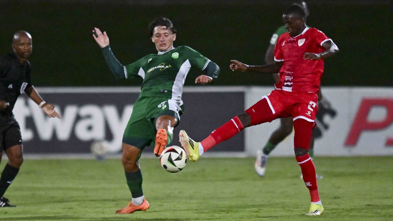 Liam Bern of AmaZulu FC and Tshepo Mashiloane of Sekhukhune United compete during the Betway Premiership 2025/26 match between AmaZulu and Sekhukhune United at Princess Magogo Stadium, Durban on 6 April 2026 ©Gerhard Duraan/BackpagePix
