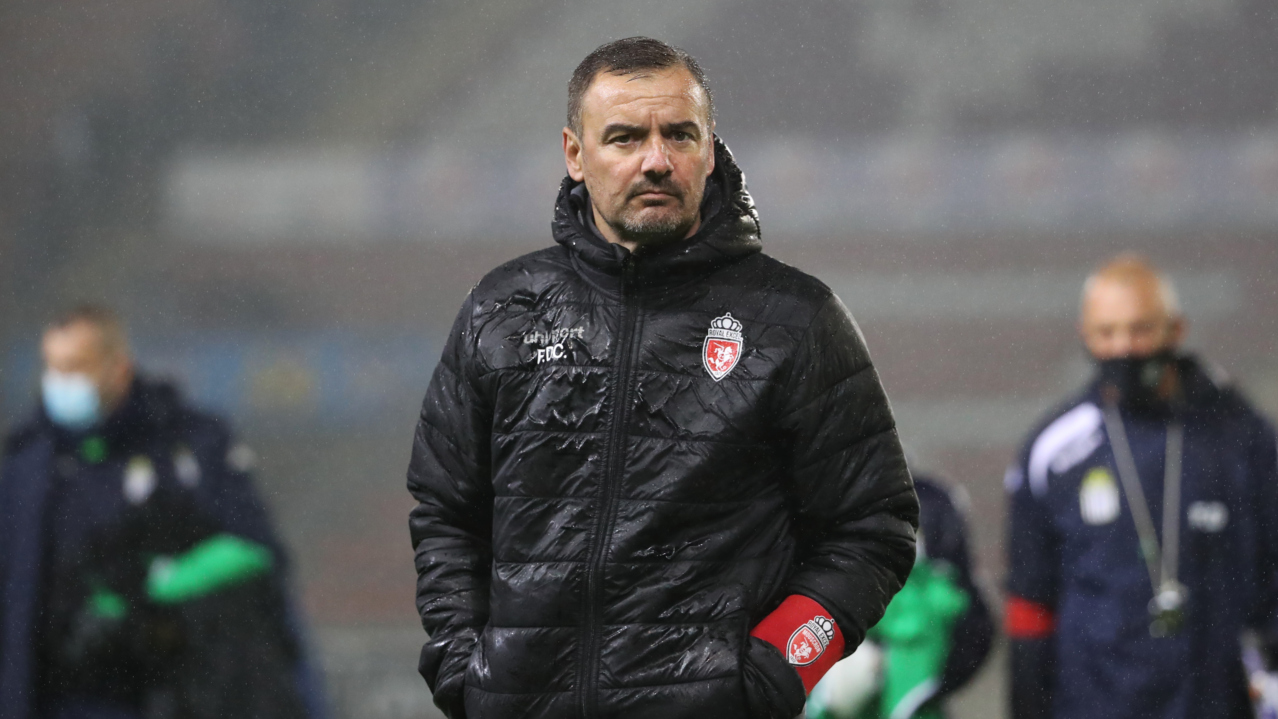 MOUSCRON, BELGIUM - SEPTEMBER 27: Fernando da Cruz, head coach of Mouscron, during the Jupiler Pro League match between Royal Excel Mouscron and Sporting de Charleroi at Stade Le Canonnier on September 27, 2020 in Mouscron, Belgium. (Photo by Vincent Van Doornick/Isosport/MB Media/Getty Images)