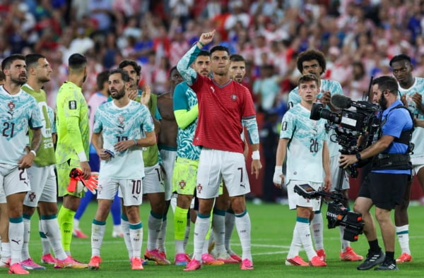 Cristiano Ronaldo of Portugal (C), wearing the shirt of his late teammate Diogo Jota, and his teammates greet supporters after winning the FIFA World Cup 2026 Round of 32 match Portugal against Croatia, in Toronto, Canada, 02 July 2026. EPA/MIGUEL A. LOPES