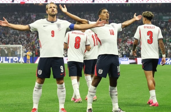 Harry Kane (L) and Jude Bellingham (C) of England celebrate a goal during the FIFA World Cup 2026 Round of 16 soccer match between Mexico and England, in Mexico City, Mexico, 05 July 2026. EPA/ALEX CRUZ