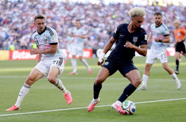 Antonee Robinson (R) of USA and Timothy Castagne of Belgium in action during the FIFA World Cup 2026 Round of 16 match USA against Belgium, in Seattle, USA, 06 July 2026. EPA/CHRISTOPHER TORRES