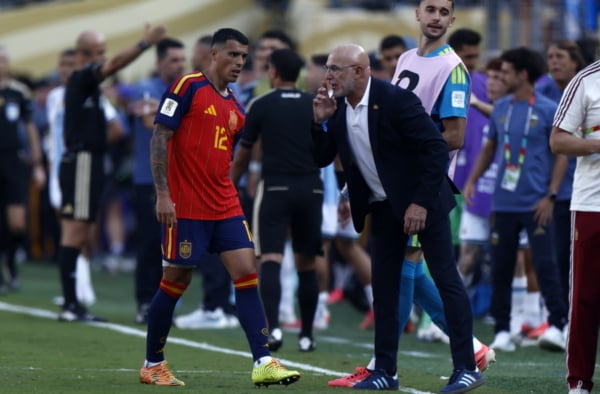 Spain's head coach Luis de la Fuente gives instructions to Pedro Porro (L) during the FIFA World Cup 2026 final match Spain against Argentina, in East Rutherford, New Jersey, USA, 19 July 2026. EPA/WILL OLIVER