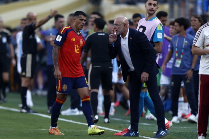Spain's head coach Luis de la Fuente gives instructions to Pedro Porro (L) during the FIFA World Cup 2026 final match Spain against Argentina, in East Rutherford, New Jersey, USA, 19 July 2026. EPA/WILL OLIVER