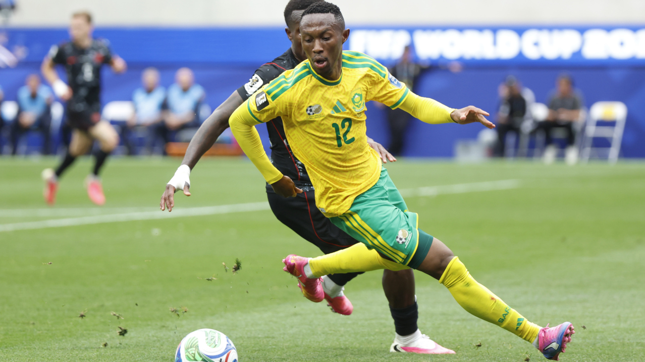 Thapelo Maseko of South Africa challenged by Richie Laryea of Canada during the FIFA World Cup 2026 Last 32 match between South Africa and Canada at the Sofi Stadium, Los Angeles, America on 28 June 2026 ©Gavin Barker/BackpagePix