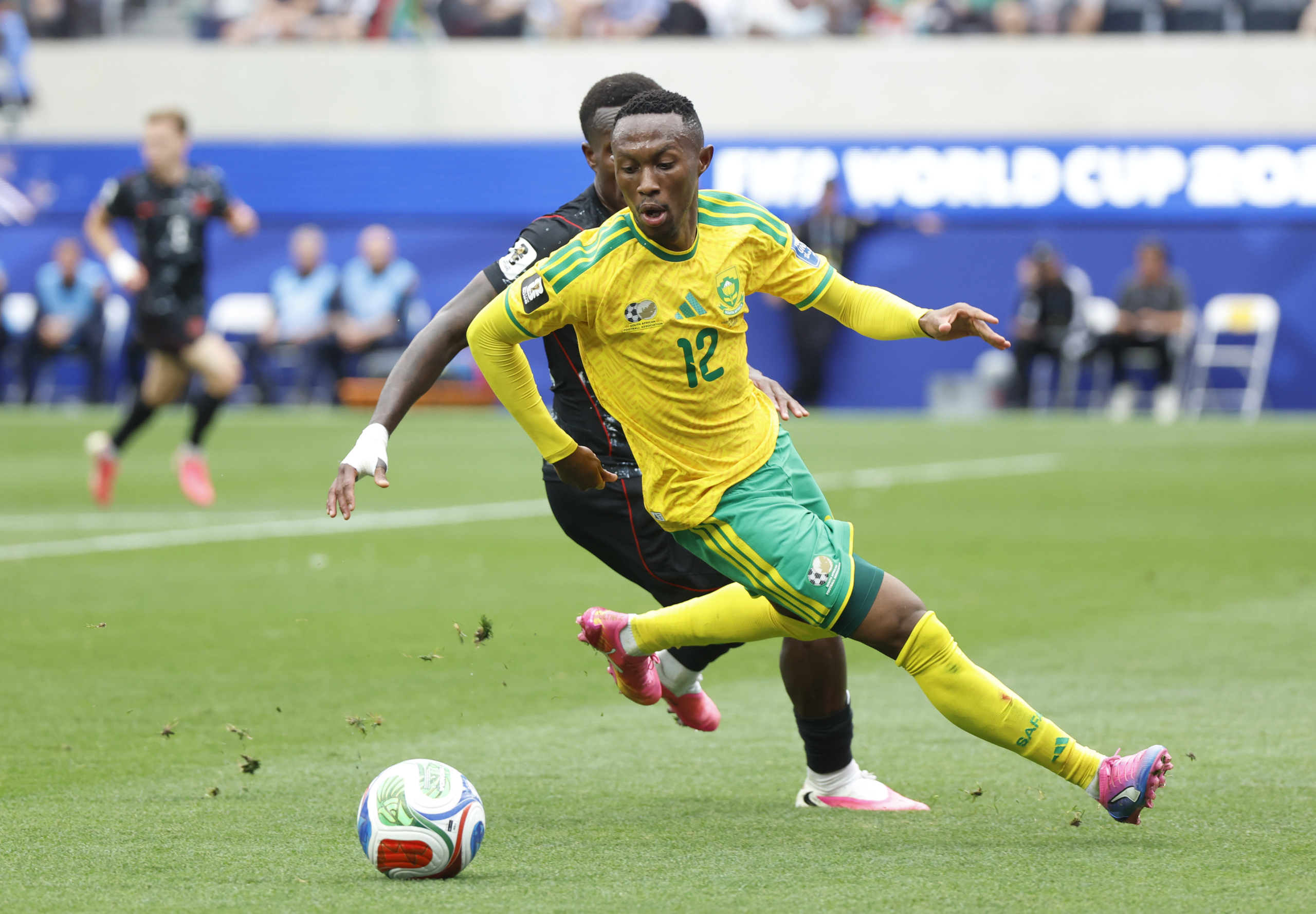 Thapelo Maseko of South Africa challenged by Richie Laryea of Canada during the FIFA World Cup 2026 Last 32 match between South Africa and Canada at the Sofi Stadium, Los Angeles, America on 28 June 2026 ©Gavin Barker/BackpagePix