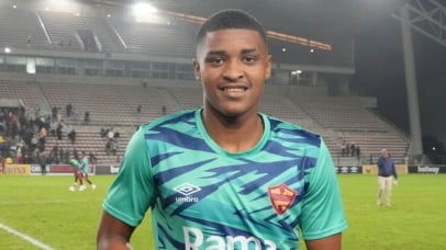 Quwan Plaatjies of Stellenbosch FC receives his man of the Match award after the Betway Premiership 2026/27 game between Stellenbosch FC and Marumo Gallants at Athlone Stadium in Cape Town on 14 August 2026 © Ryan Wilkisky/BackpagePix