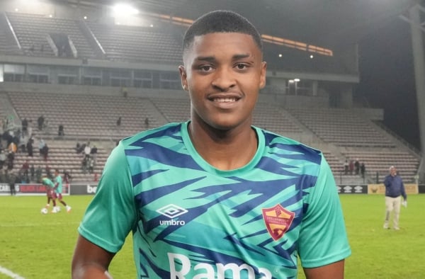 Quwan Plaatjies of Stellenbosch FC receives his man of the Match award after the Betway Premiership 2026/27 game between Stellenbosch FC and Marumo Gallants at Athlone Stadium in Cape Town on 14 August 2026 © Ryan Wilkisky/BackpagePix