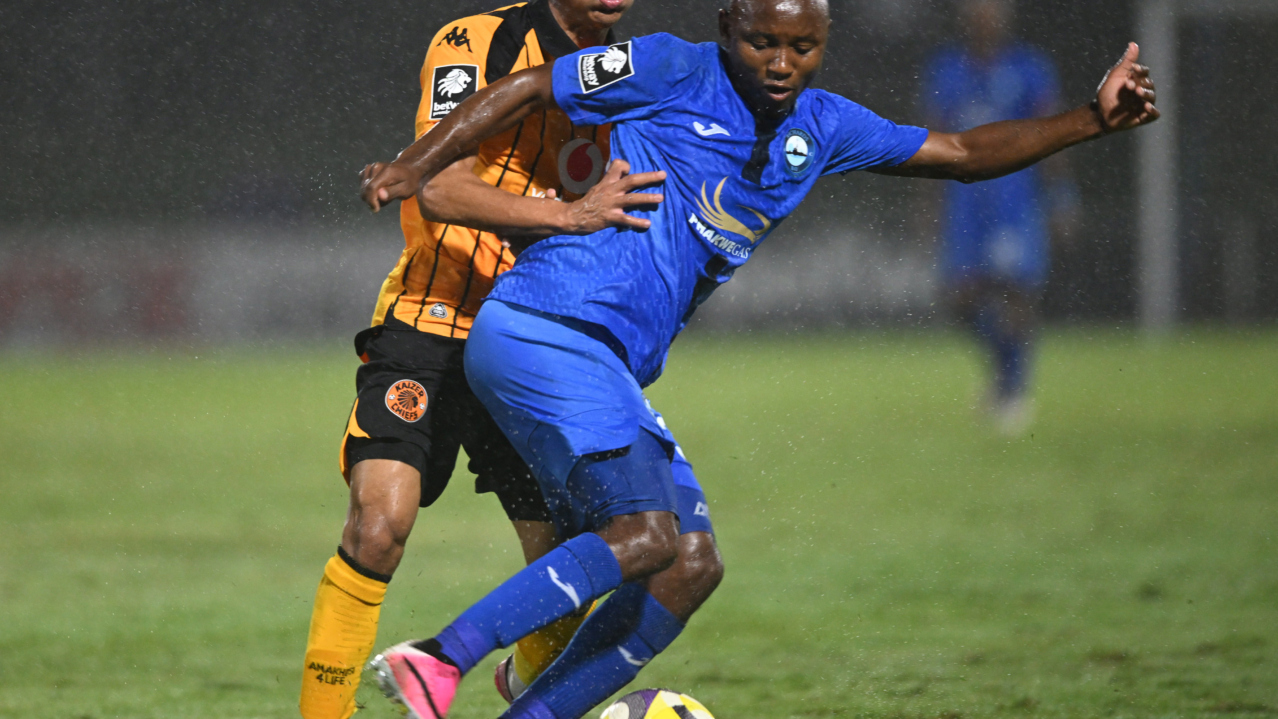 Sanele Barns of Richards Bay FC challenged by Faiz Abrahams of Kaizer Chiefs during the Betway Premiership 2026/27 match between Richards Bay FC and Kaizer Chiefs at Priness Magogo Stadium in Kwa Mashu on 26 August 2026 ©Sydney Mahlangu/BackpagePix