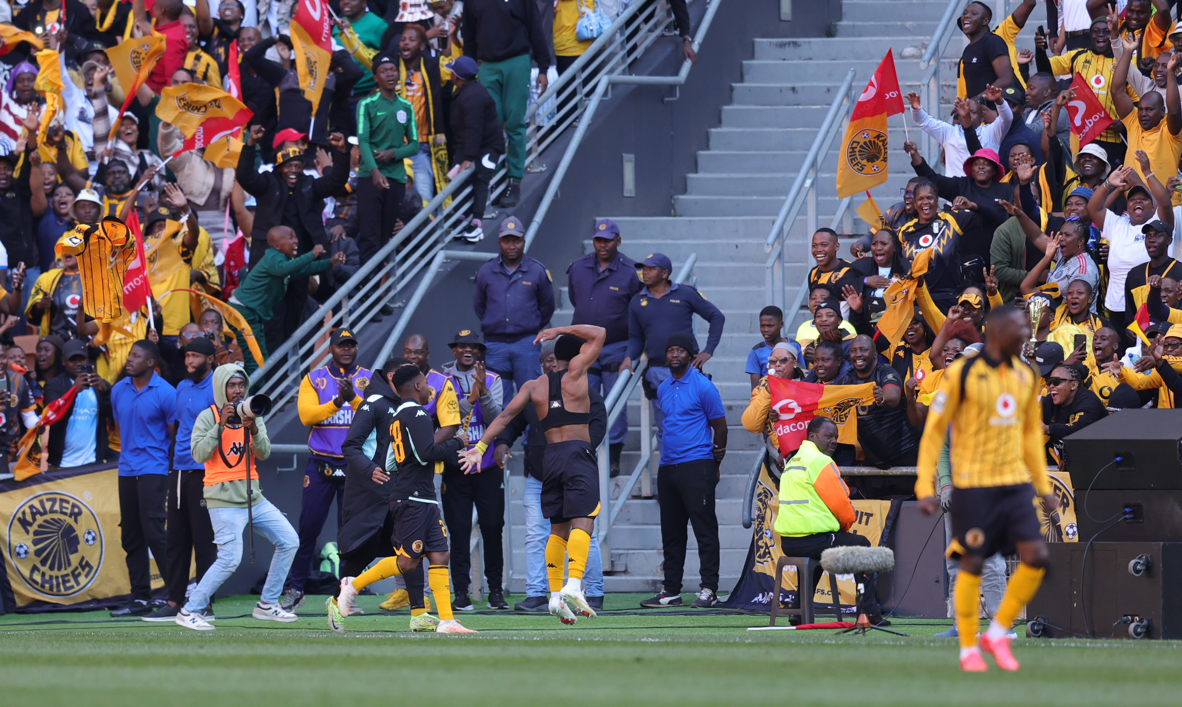 Langelihle Phili of Kaizer Chiefs celebrates goal with teammates during Betway Premiership 2026/27 match between Kaizer Chiefs and Mamelodi Sundowns at FNB Stadium in Johannesburg, on 15 August 2026 ©Samuel Shivambu/BackpagePix