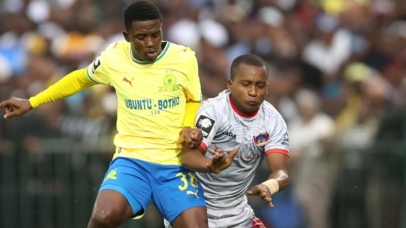 Siyanda Ndlovu of Mamelodi Sundowns challenged by Azola Tshobeni of Chippa United during the Betway Premiership 2025/26 match between Chippa United and Mamelodi Sundowns at Buffalo City Stadium, East London on 12 September 2026 ©Yanga Nothanga/BackpagePix