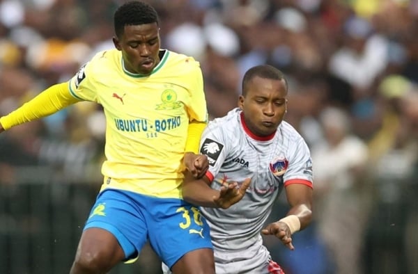Siyanda Ndlovu of Mamelodi Sundowns challenged by Azola Tshobeni of Chippa United during the Betway Premiership 2025/26 match between Chippa United and Mamelodi Sundowns at Buffalo City Stadium, East London on 12 September 2026 ©Yanga Nothanga/BackpagePix