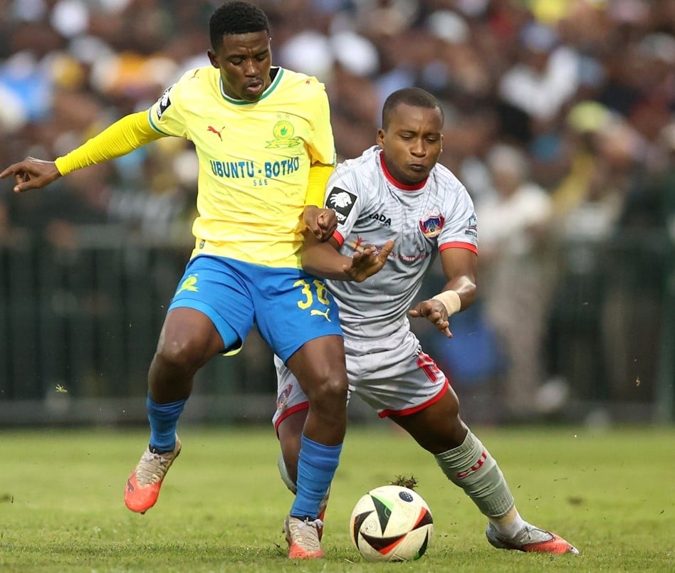 Siyanda Ndlovu of Mamelodi Sundowns challenged by Azola Tshobeni of Chippa United during the Betway Premiership 2025/26 match between Chippa United and Mamelodi Sundowns at Buffalo City Stadium, East London on 12 September 2026 ©Yanga Nothanga/BackpagePix