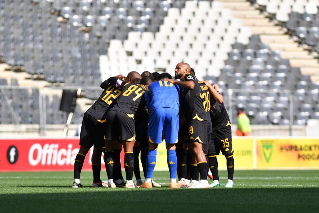 Reeve Frosler with Kaizer Chiefs players during the Betway Premiership 2026/27 match between Lamontville Golden Arrows and Kaizer Chiefs at Mbombela Stadium in Nelspruit on 20 September 2026 ©Phakamisa Lensman/Backpagepix