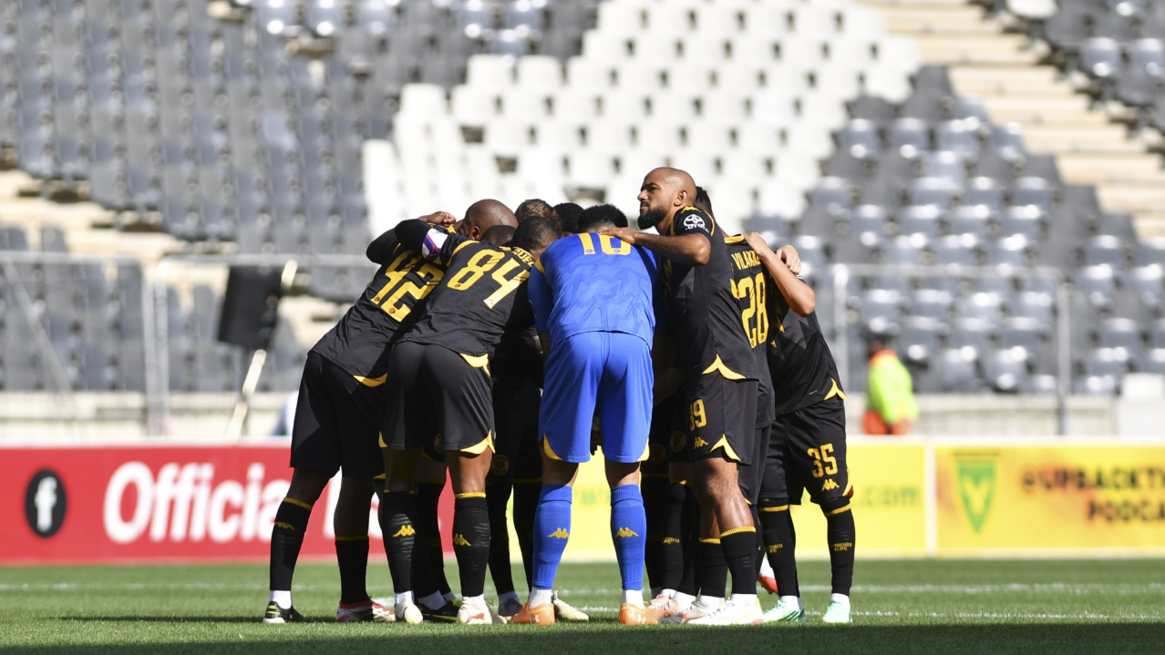 Reeve Frosler with Kaizer Chiefs players during the Betway Premiership 2026/27 match between Lamontville Golden Arrows and Kaizer Chiefs at Mbombela Stadium in Nelspruit on 20 September 2026 ©Phakamisa Lensman/Backpagepix