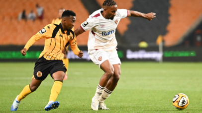 Mduduzi Shabalala of Kaizer Chiefs challenged by Njabulo Blom of Stellenbosch FC during the Betway Premiership 2026/27 football match between Kaizer Chiefs and Stellenbosch FC at the FNB Stadium in Johannesburg on 13 October 2026 ©Nokwanda Zondi/BackpagePix