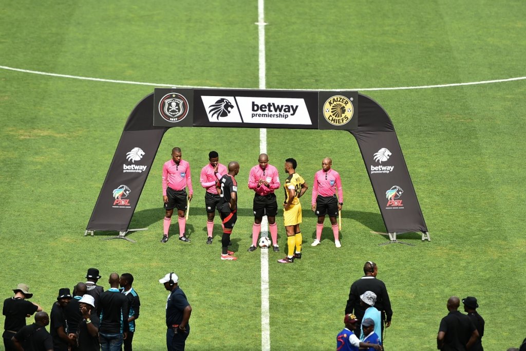 Nkosinathi Sibisi of Orlando Pirates and Miguel Inacio of Kaizer Chiefs.