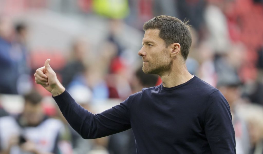 Head coach Xabi Alonso of Leverkusen reacts before the German Bundesliga soccer match between SC Freiburg and Bayer 04 Leverkusen in Freiburg, Germany, 04 May 2025. EPA/RONALD WITTEK CONDITIONS - ATTENTION: The DFL regulations prohibit any use of photographs as image sequences and/or quasi-video.