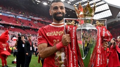 Liverpool player Mohamed Salah celebrates with the Premier League trophy after the English Premier League match between Liverpool and Crystal Palace in Liverpool, Britain, 25 May 2025. EPA/PETER POWELL EDITORIAL USE ONLY. No use with unauthorized audio, video, data, fixture lists, club/league logos, 'live' services or NFTs. Online in-match use limited to 120 images, no video emulation. No use in betting, games or single club/league/player publications.