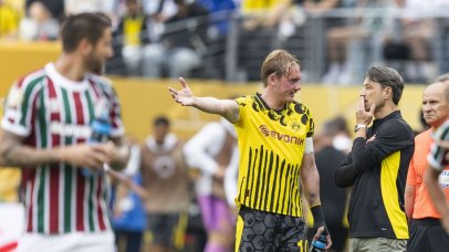Borussia Dortmund's head coach Niko Kovac (4-R) talks with player Julian Brandt (2-R) during the FIFA Club World Cup 2025 soccer match between Fluminense and Borussia Dortmund in East Rutherford, New Jersey, USA, 17 June 2025. EPA/JUSTIN LANE