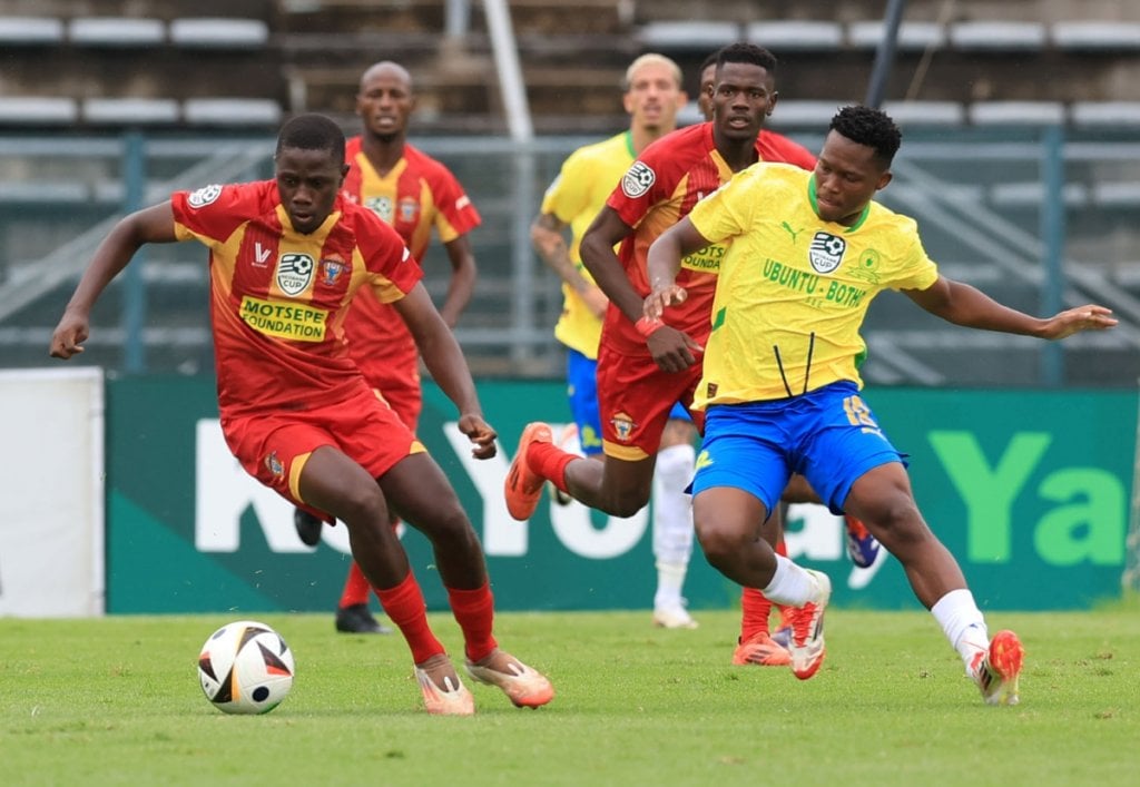Lufuno Malaudzi of Mpheni Home Defenders and Kobamelo Kodisang of Mamelodi Sundowns compete against each other in the Nedbank Cup.