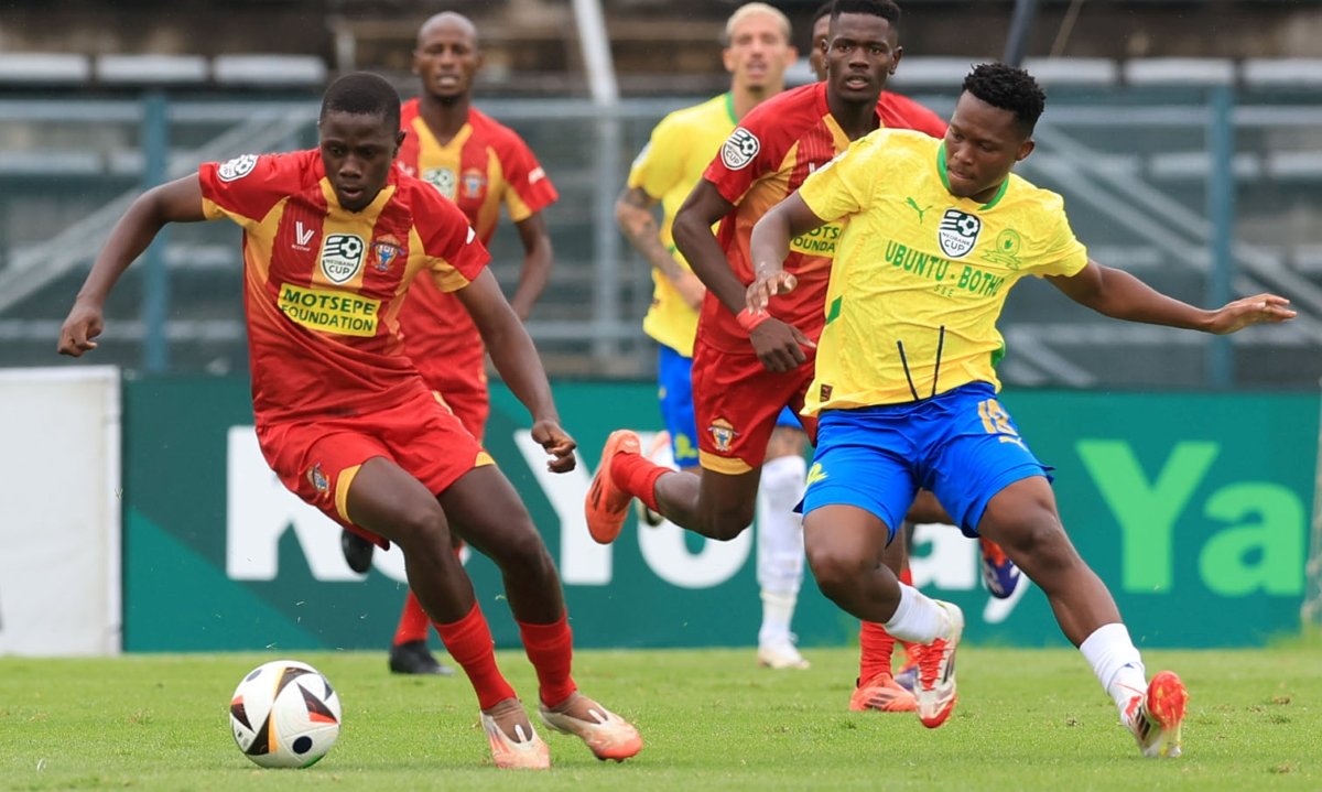 Lufuno Malaudzi of Mpheni Home Defenders and Kobamelo Kodisang of Mamelodi Sundowns compete against each other in the Nedbank Cup.