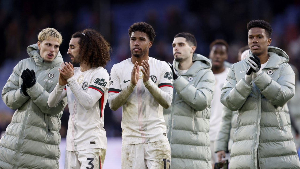 Chelsea players applaud fans after winning the English Premier League match between Crystal Palace and Chelsea FC, in London, Britain, 25 January 2026. EPA/DAVID CLIFF EDITORIAL USE ONLY. No use with unauthorized audio, video, data, fixture lists, club/league logos, 'live' services or NFTs. Online in-match use limited to 120 images, no video emulation. No use in betting, games or single club/league/player publications.