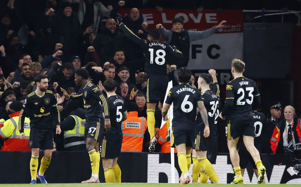 Players of Manchester United celebrate scoring the 2-3 goal during the English Premier League match between Arsenal FC and Manchester United, in London, Britain, 25 January 2026. EPA/TOLGA AKMEN EDITORIAL USE ONLY. No use with unauthorized audio, video, data, fixture lists, club/league logos, 'live' services or NFTs. Online in-match use limited to 120 images, no video emulation. No use in betting, games or single club/league/player publications.
