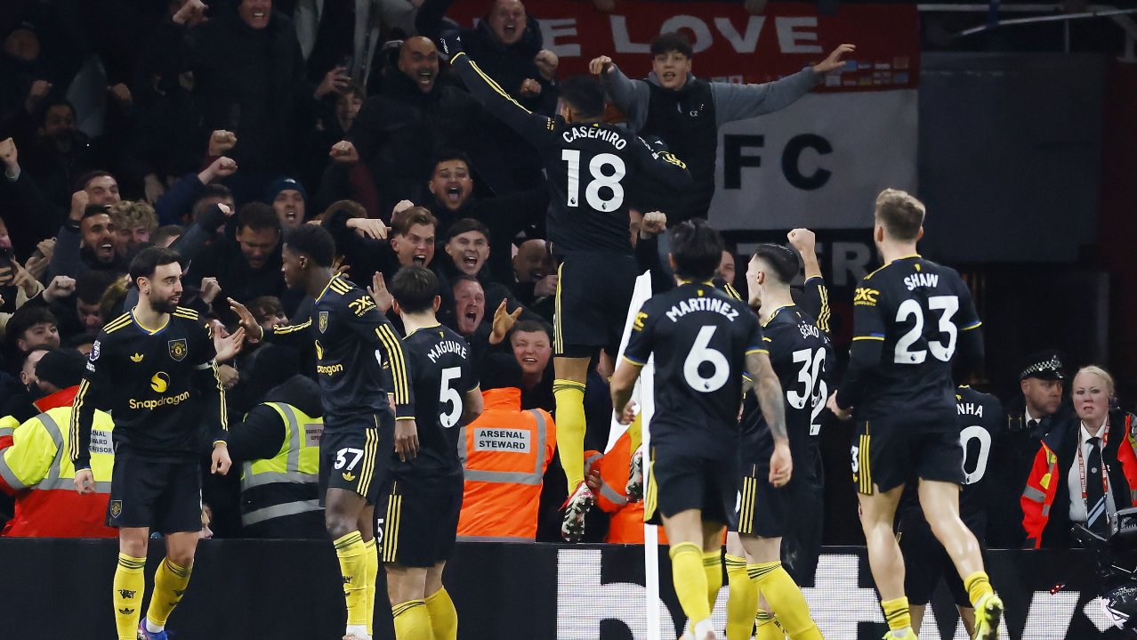 Players of Manchester United celebrate scoring the 2-3 goal during the English Premier League match between Arsenal FC and Manchester United, in London, Britain, 25 January 2026. EPA/TOLGA AKMEN EDITORIAL USE ONLY. No use with unauthorized audio, video, data, fixture lists, club/league logos, 'live' services or NFTs. Online in-match use limited to 120 images, no video emulation. No use in betting, games or single club/league/player publications.