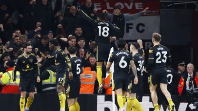 Players of Manchester United celebrate scoring the 2-3 goal during the English Premier League match between Arsenal FC and Manchester United, in London, Britain, 25 January 2026. EPA/TOLGA AKMEN EDITORIAL USE ONLY. No use with unauthorized audio, video, data, fixture lists, club/league logos, 'live' services or NFTs. Online in-match use limited to 120 images, no video emulation. No use in betting, games or single club/league/player publications.