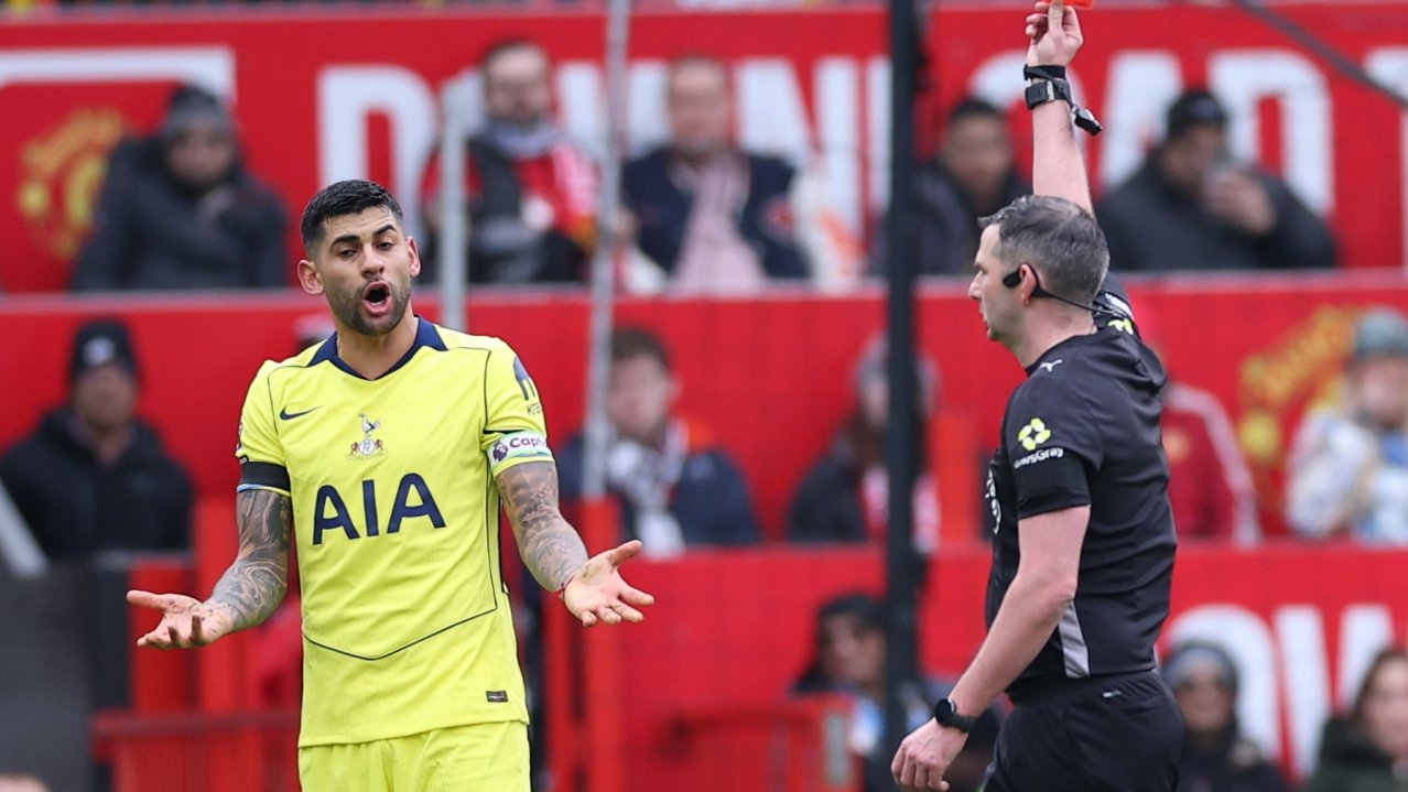 Cristian Romero of Tottenham (L) is shown a red card by Referee Michael Oliver (R) during the English Premier League match between Manchester United and Tottenham Hotspur, in Manchester, Britain, 07 February 2026 (issued 08 February 2026). EPA/ADAM VAUGHAN EDITORIAL USE ONLY. No use with unauthorized audio, video, data, fixture lists, club/league logos, 'live' services or NFTs. Online in-match use limited to 120 images, no video emulation. No use in betting, games or single club/league/player publications.