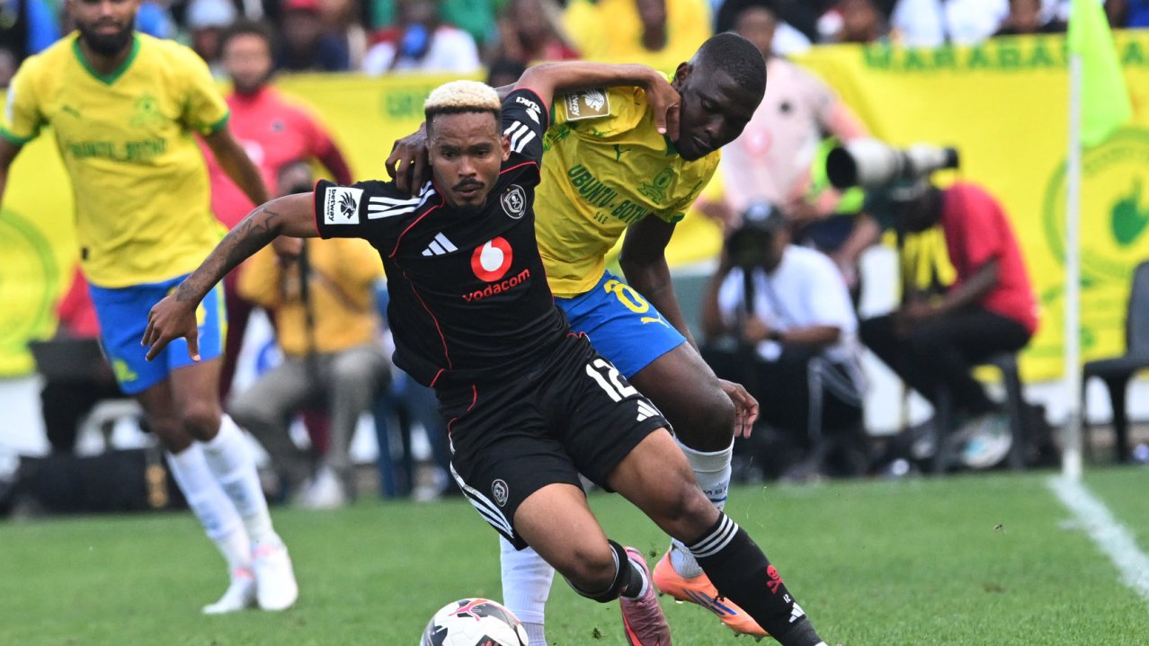 Oswin Appollis of Orlando Pirates challenges Aubrey Modiba of Mamelodi Sundowns during the Betway Premiership 2025/26 match between Mamelodi Sundowns and Orlando Pirates at Loftus Stadium in Pretoria on 01 November 2025 ©Sydney Mahlangu/BackpagePix