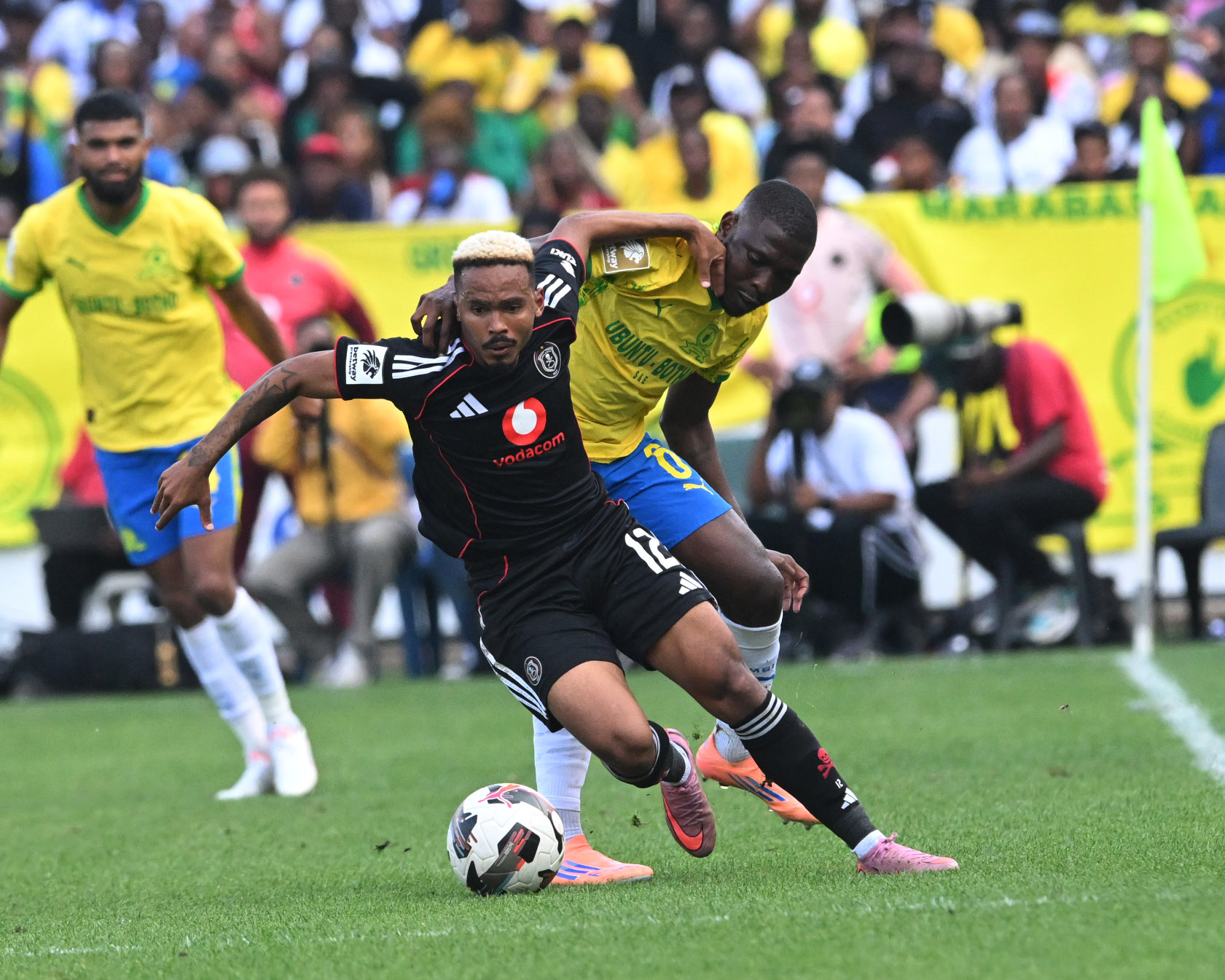 Oswin Appollis of Orlando Pirates challenges Aubrey Modiba of Mamelodi Sundowns during the Betway Premiership 2025/26 match between Mamelodi Sundowns and Orlando Pirates at Loftus Stadium in Pretoria on 01 November 2025 ©Sydney Mahlangu/BackpagePix