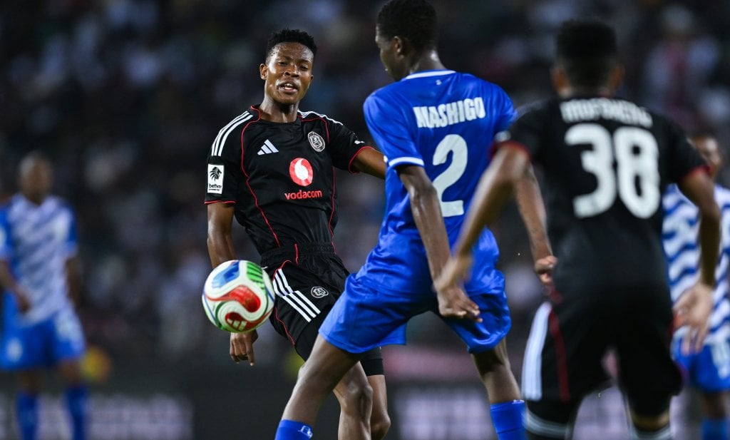 Yanela Mbuthuma of Orlando Pirates challenged by Tshepo Mashigo of Magesi FC during the Betway Premiership 2025/26 match between Orlando Pirates and Magesi FC at Orlando Amstel Arena in Soweto on 31 January 2026 ©Alche Greeff/BackpagePix