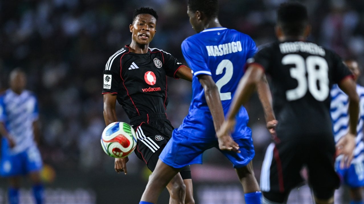 Yanela Mbuthuma of Orlando Pirates challenged by Tshepo Mashigo of Magesi FC during the Betway Premiership 2025/26 match between Orlando Pirates and Magesi FC at Orlando Amstel Arena in Soweto on 31 January 2026 ©Alche Greeff/BackpagePix