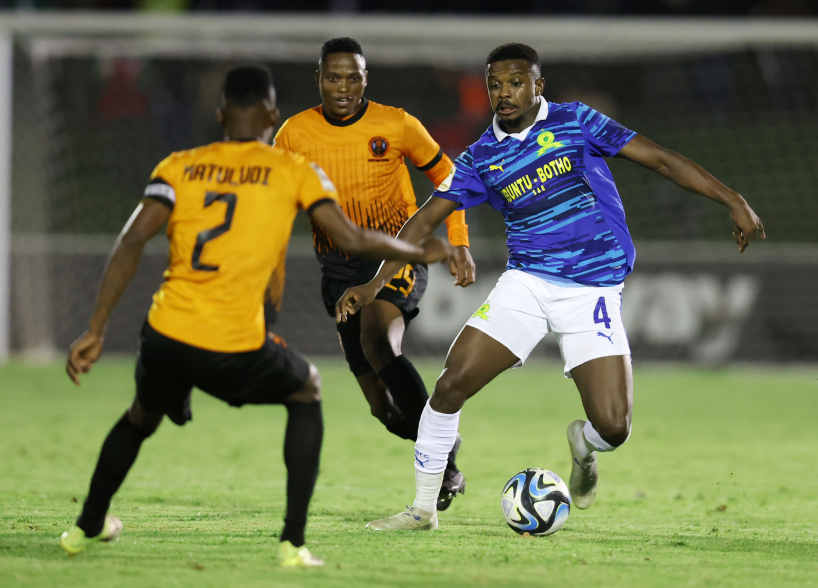 Tebogo Mokoena of Mamelodi Sundowns challenged by Thabang Matuludi and Sibusiso Tshabalala of Polokwane City during the Betway Premiership 2025/26 match between Polokwane City and Mamelodi Sundowns at Seshego Stadium, Seshego on the 29 April 2026 ©Muzi Ntombela/BackpagePix