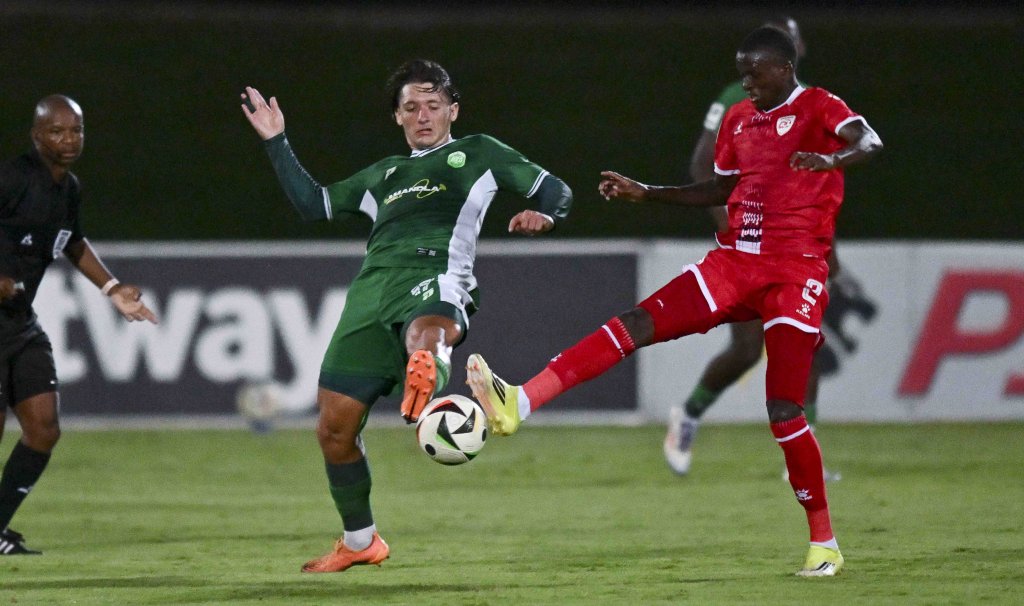 Liam Bern of AmaZulu FC and Tshepo Mashiloane of Sekhukhune United compete during the Betway Premiership 2025/26 match between AmaZulu and Sekhukhune United at Princess Magogo Stadium, Durban on 6 April 2026 ©Gerhard Duraan/BackpagePix
